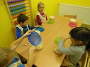 Kuchaři připravují bramborový salát